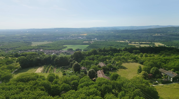 La ferme et village à l'ouest en bas